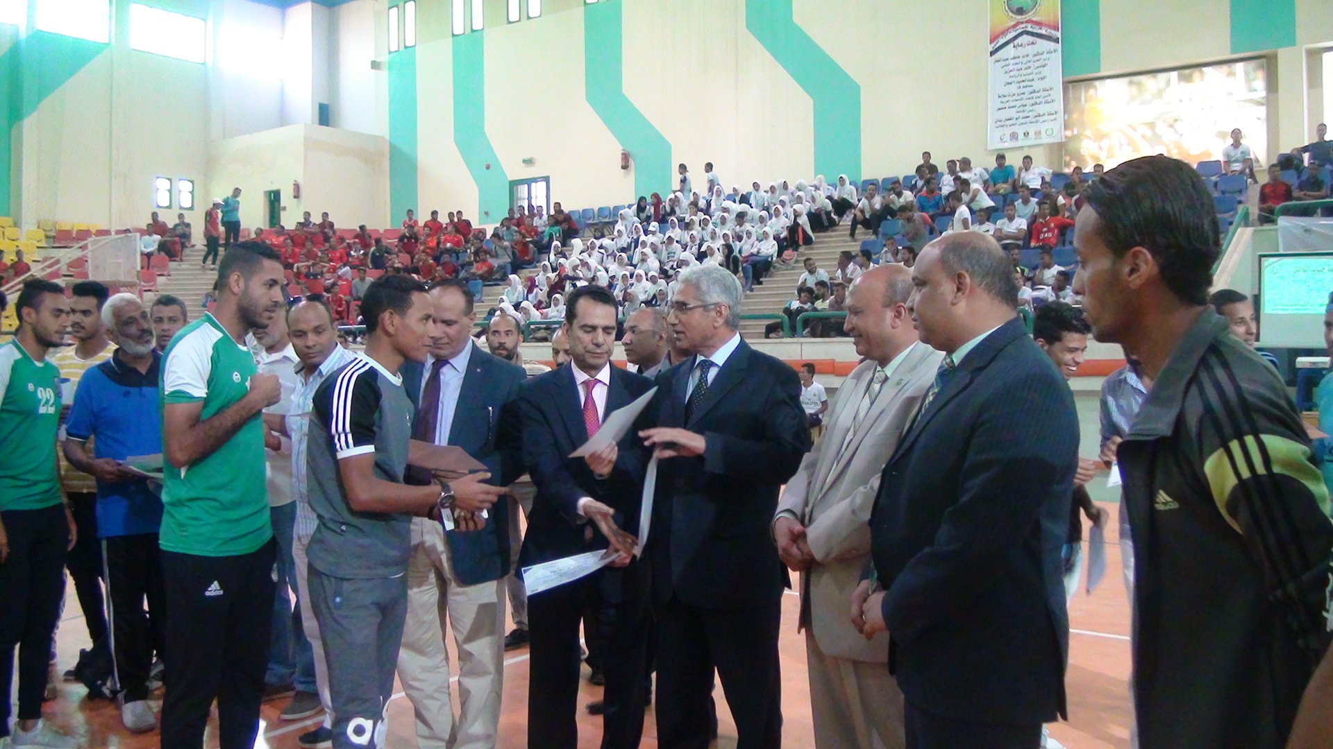 رئيس جامعة الوادى مع الطلاب باليوم الرياضى
