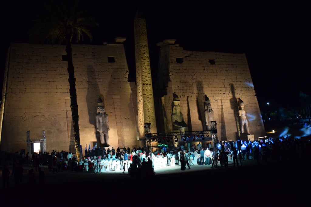     واجهة معبد الاقصر تقترب من الاكتمال بعودة تمثال جديد للملك رمسيس الثاني