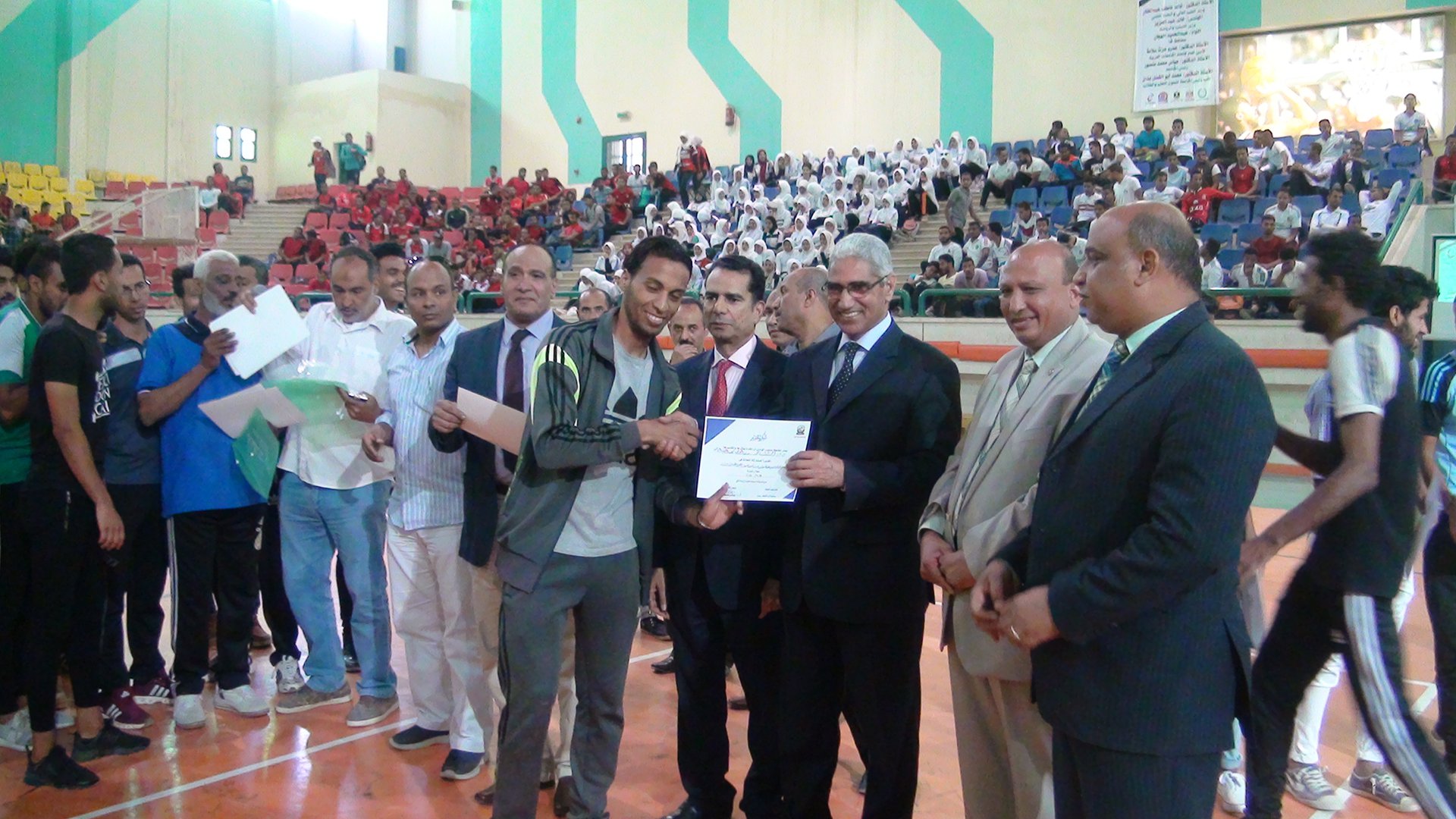 رئيس جامعة جنوب الوادى يكرم الطلاب الفائزين باليوم الرياضى