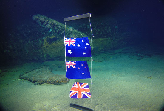 علم أستراليا فى أعماق البحر بمنطقة غرق غواصتها