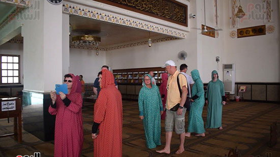  سياح من أكثر من 30 دولة يزورون مسجد الميناء