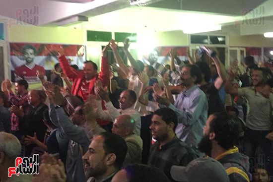 الآلاف-بـالغربية-يحتفلون-بفوز-محمد-صلاح-بجائزة-أفضل-لاعب-في-إنجلترا--(10)