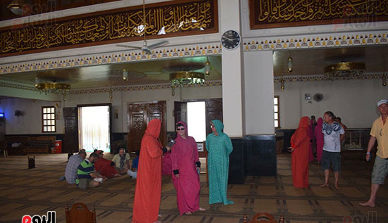  السياح يرتدون الإسدال داخل مسجد الميناء