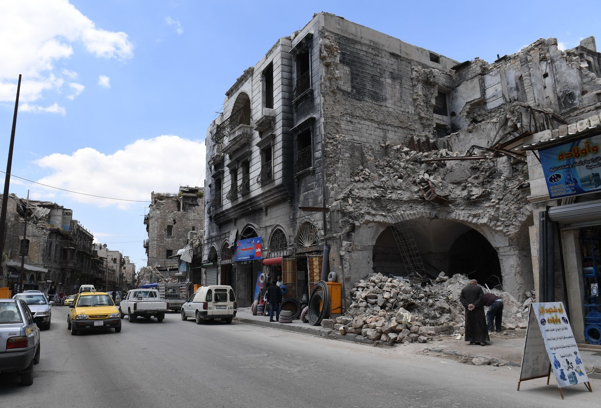 جانب من إعادة تنظيف المناطق فى حلب 