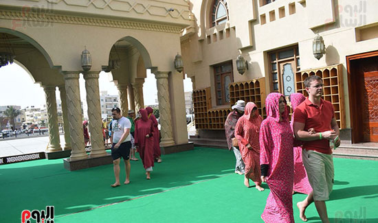  السياح فى ساحة المسجد