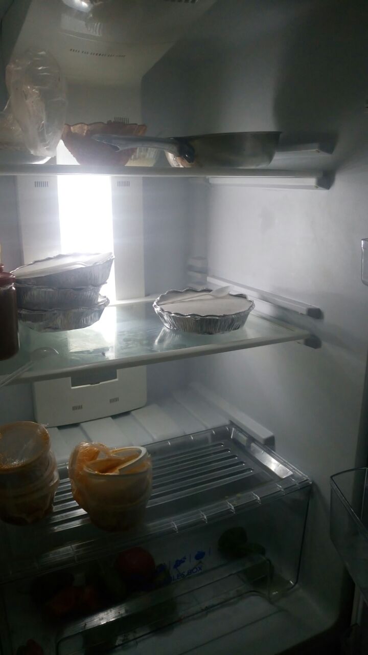 الثلاجة بها الأطعمة (2)