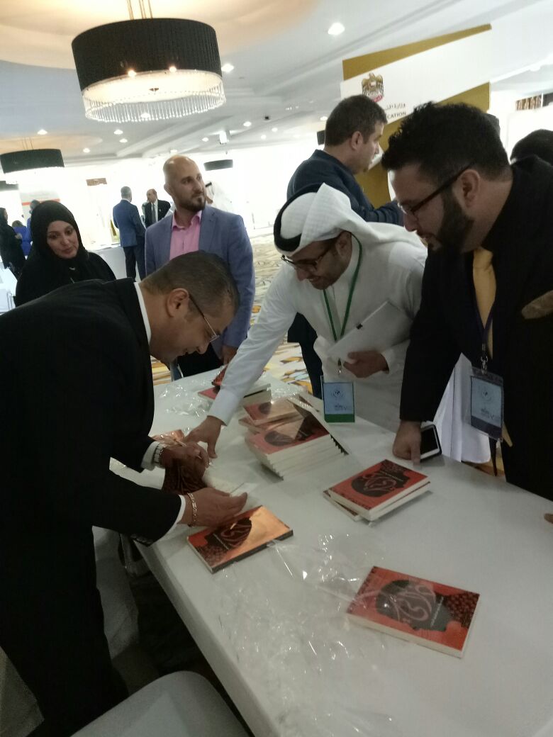محمد دهشان يوقع كتاب ذاتي بالمؤتمر الدولي للغة العربية  (1)
