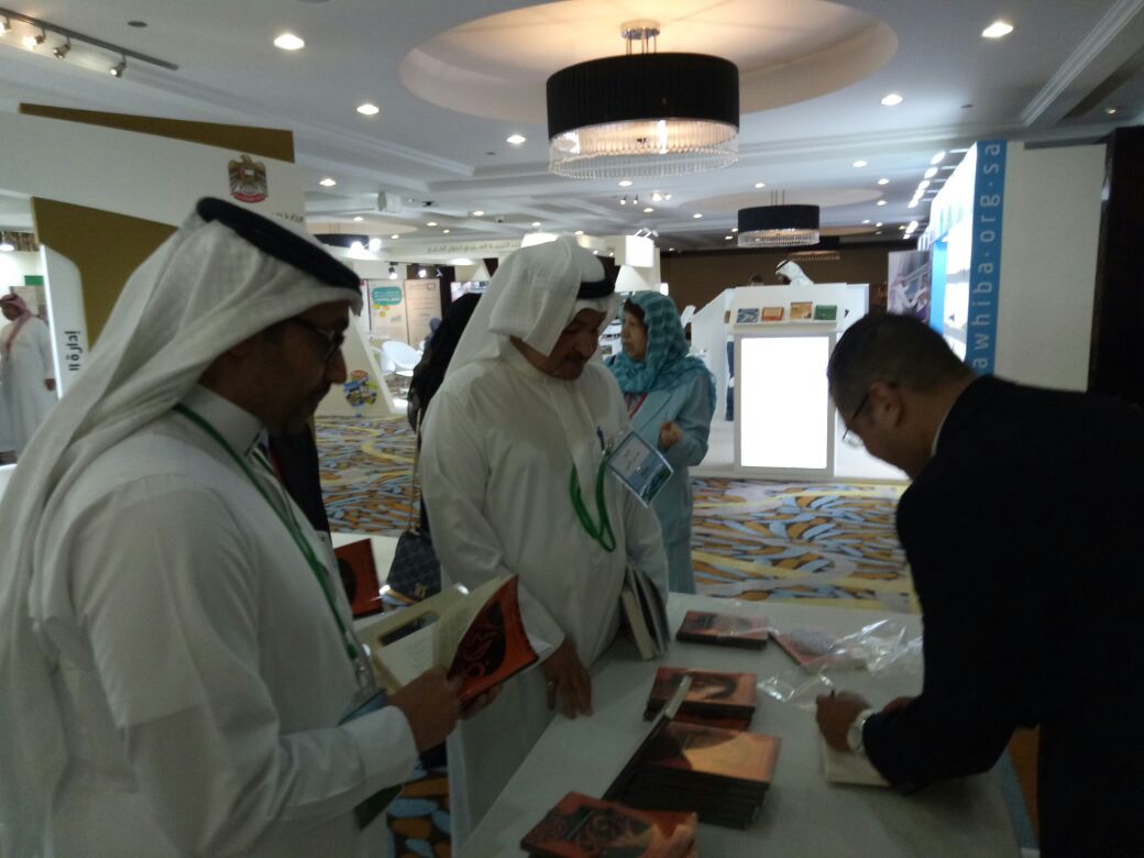 محمد دهشان يوقع كتاب ذاتي بالمؤتمر الدولي للغة العربية  (4)