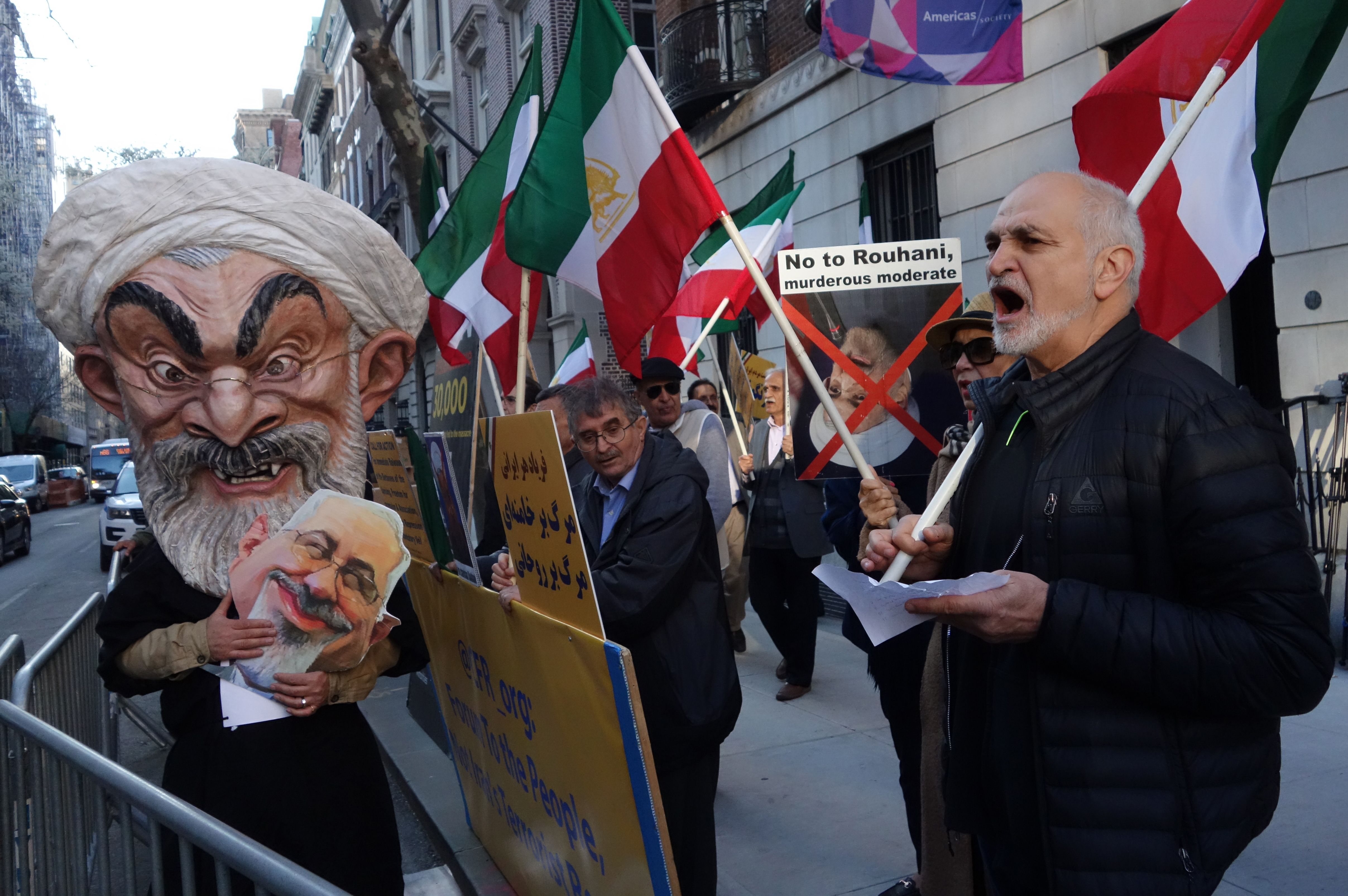متظاهرون يرفعون صورة وزير الخارجية الإيرانى