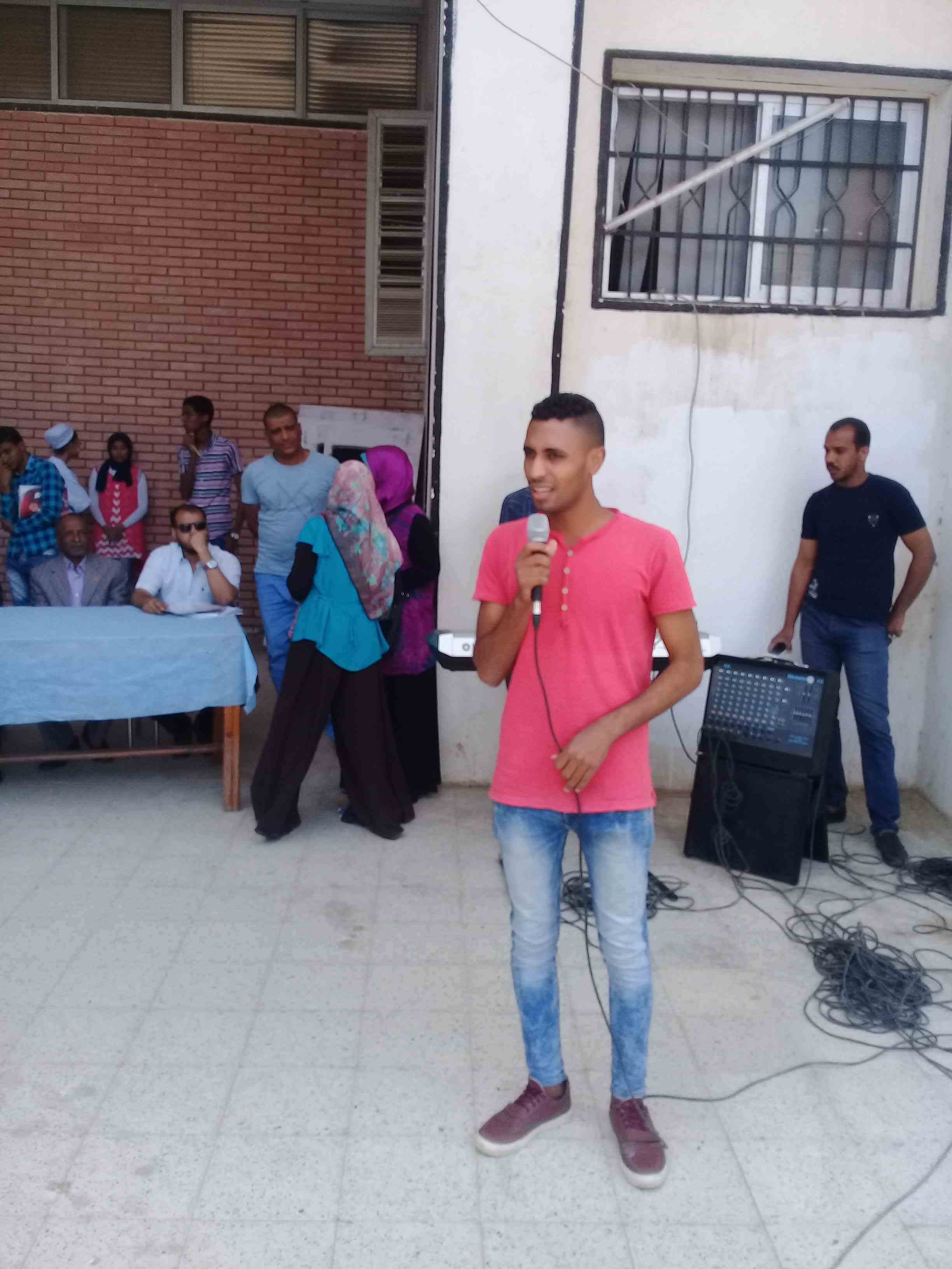 أحدى الطلاب يغنى بأحتفالات جامعة جنوب الوادى بعيد تحرير سيناء