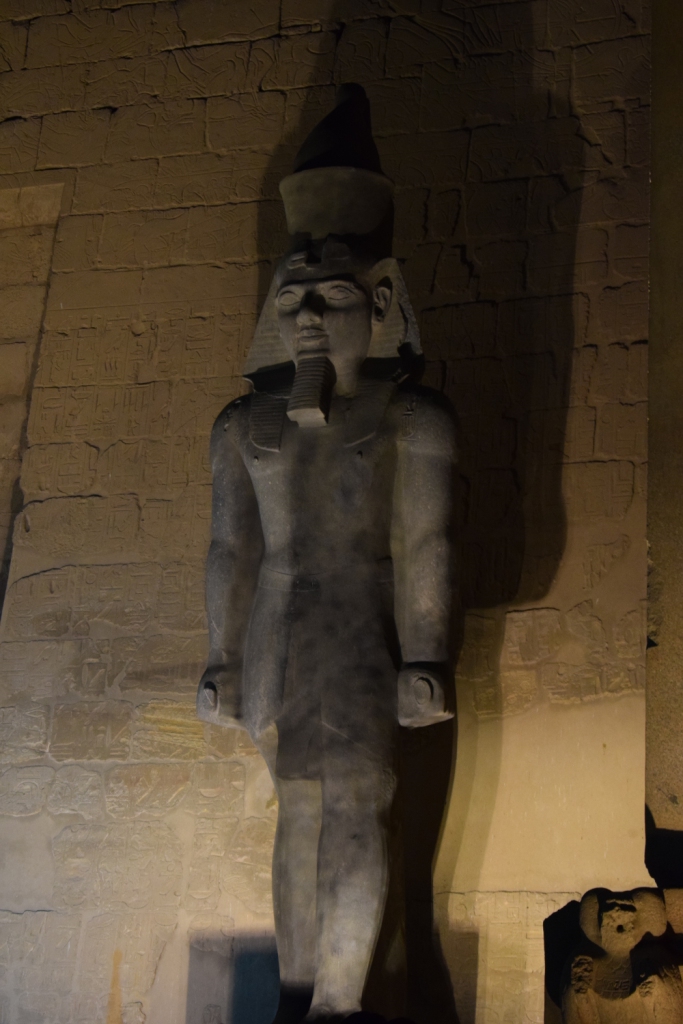 تمثال رمسيس الثاني يغرد فى واجهة معبد الاقصر من جديد