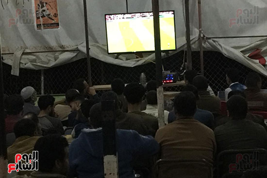 زحام بمقاهى قرية محمد صلاح بالغربية لمتابعة مباراة ليفربول (4)