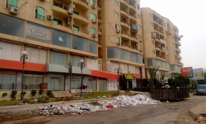 القمامة تغزو محيط العمارات السكنية بجامعة 6 أكتوبر