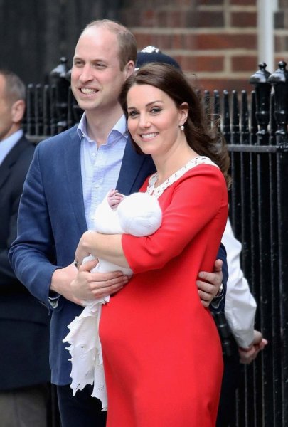 الأميرة كيت والأمير وليام مع طفلها الثالث