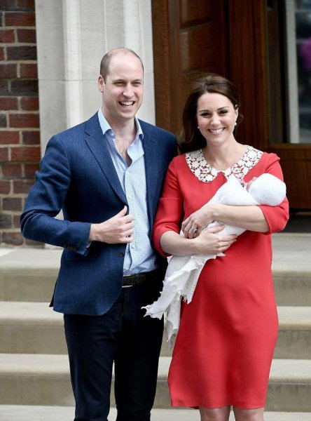 الأميرة كيت تحمل مولودها الجديد بجوار زوجها