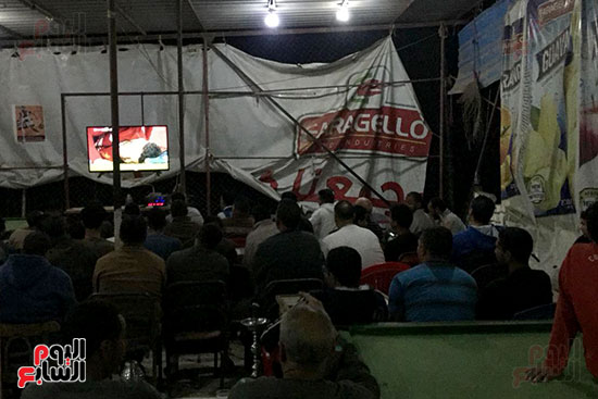 زحام بمقاهى قرية محمد صلاح بالغربية لمتابعة مباراة ليفربول (2)