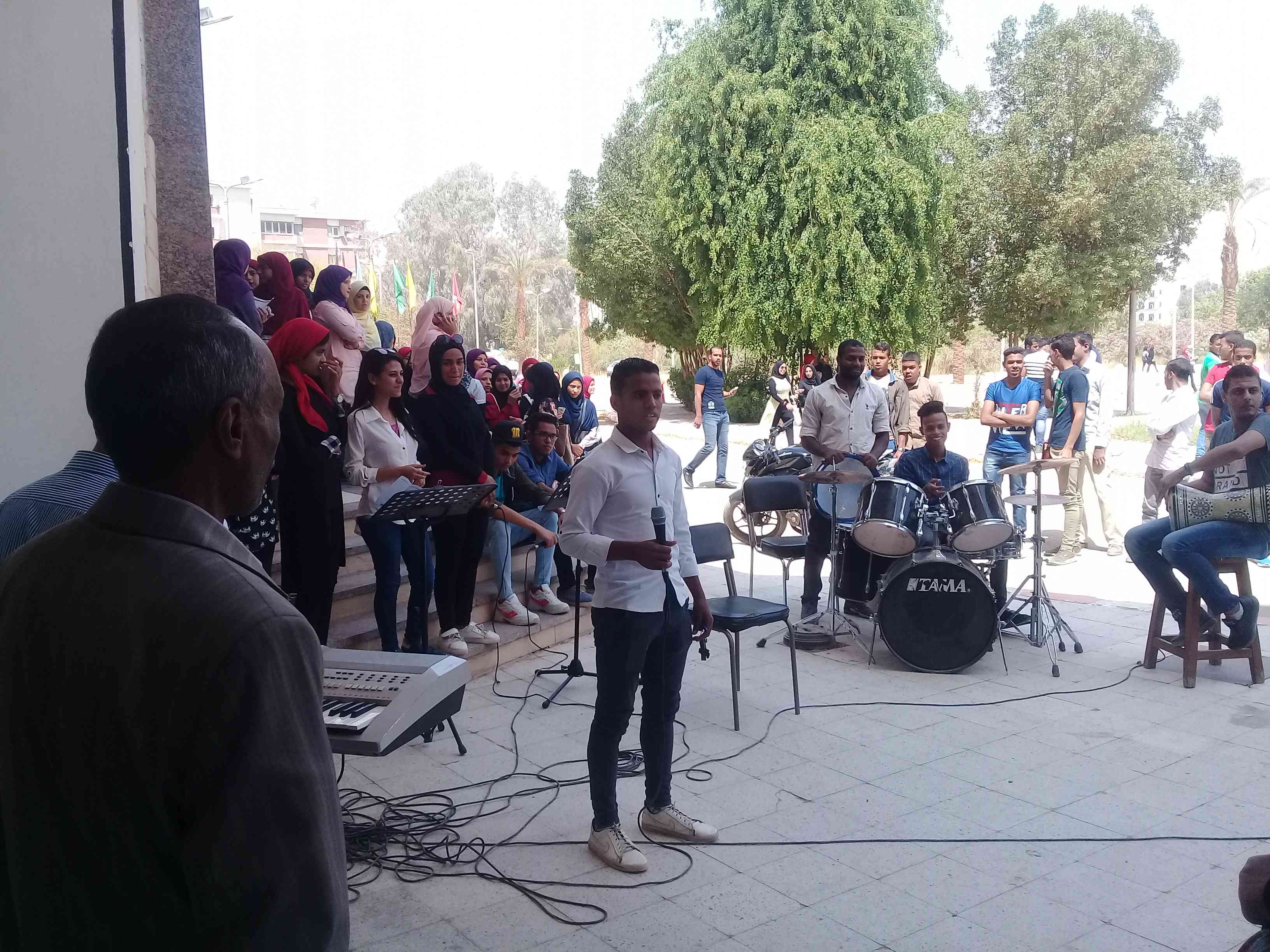 عروض فنية بجامعة جنوب الوادى للاحتفال بعيد تحرير سيناء