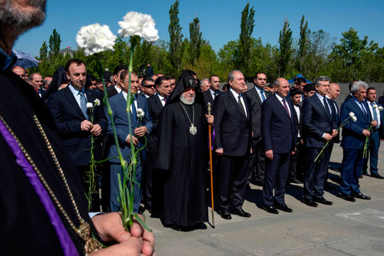 مسئولو أرمينيا يحيون ذكرى المذبحة 