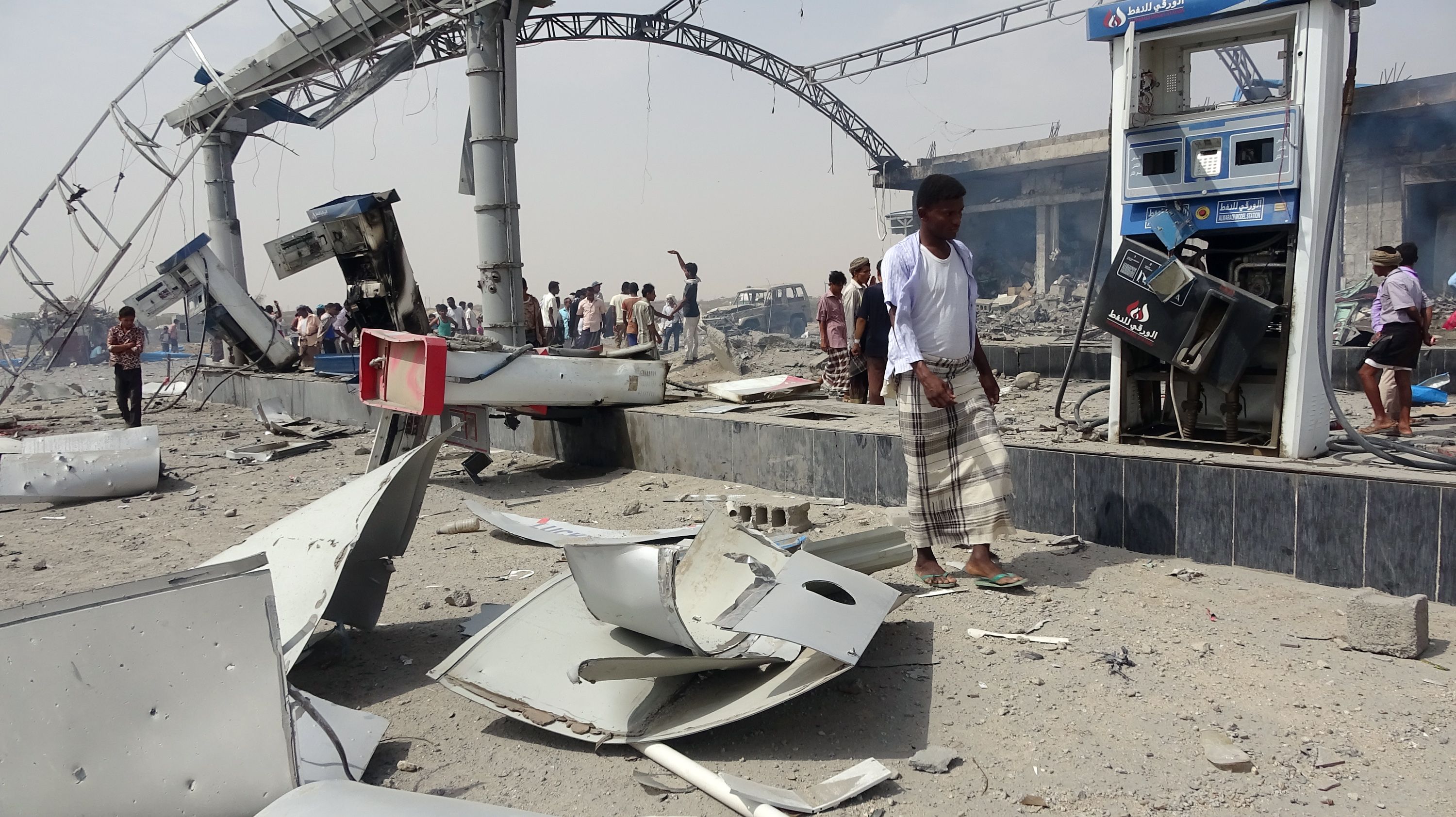 غارة جوية تدمر محطة وقود فى اليمن بالكامل
