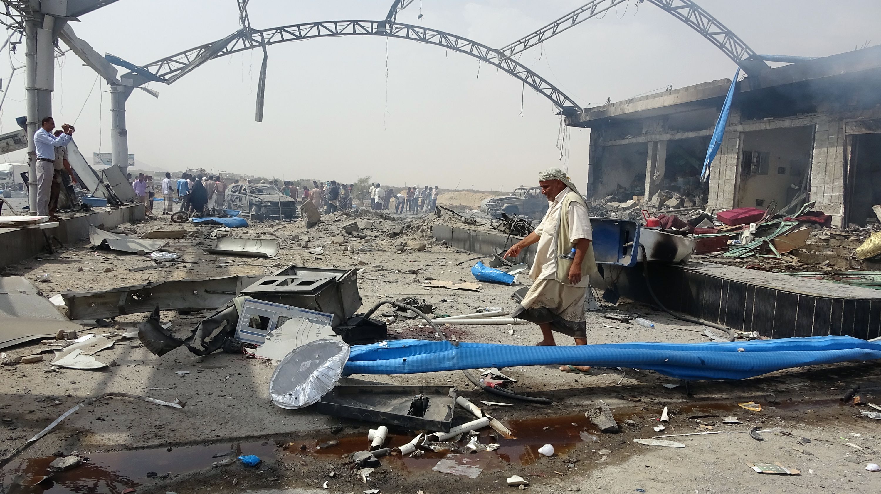 غارة جوية تدمر محطة وقود فى اليمن