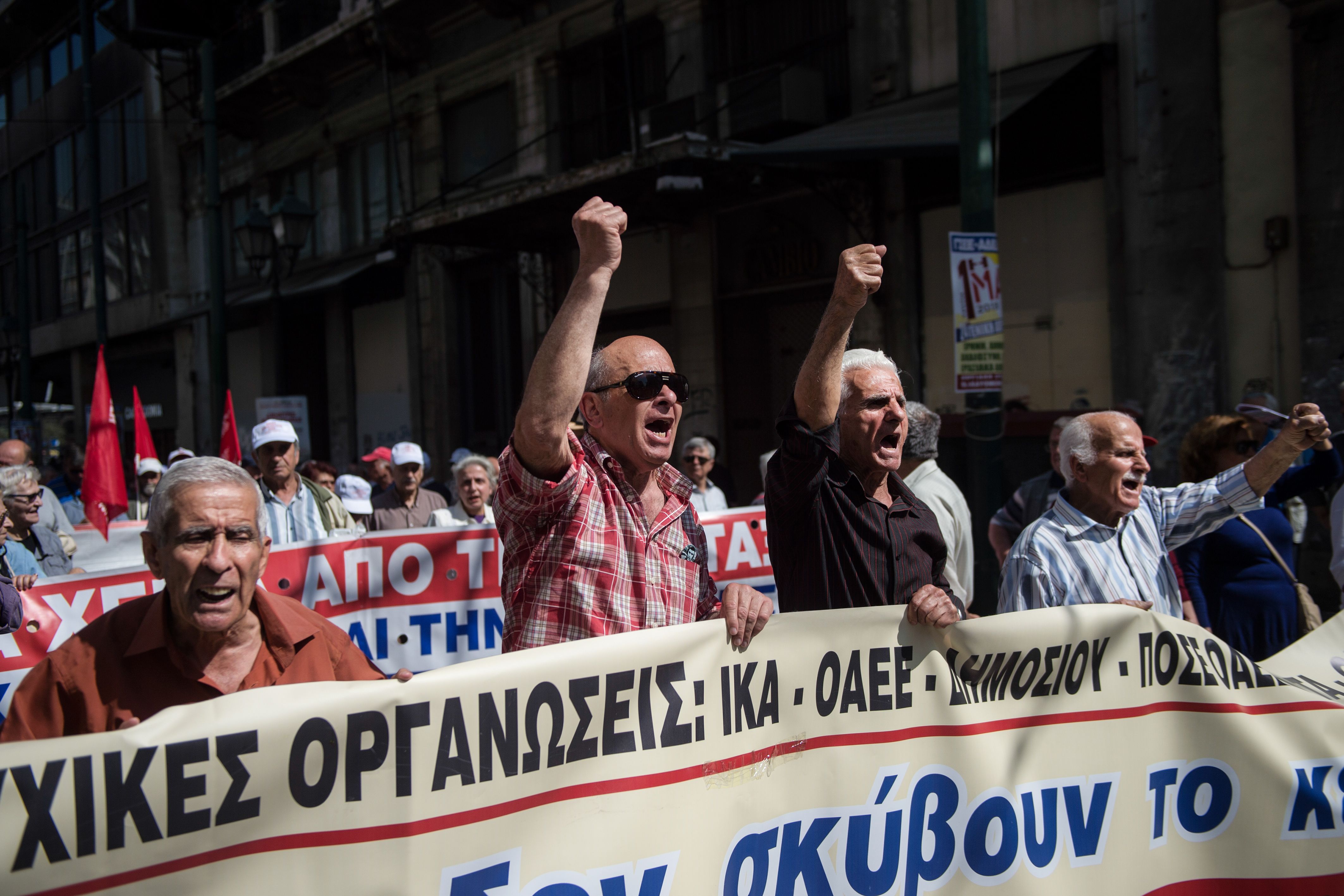 مظاهرات فى اليونان احتجاجا على قوانين المعاشات الجديدة