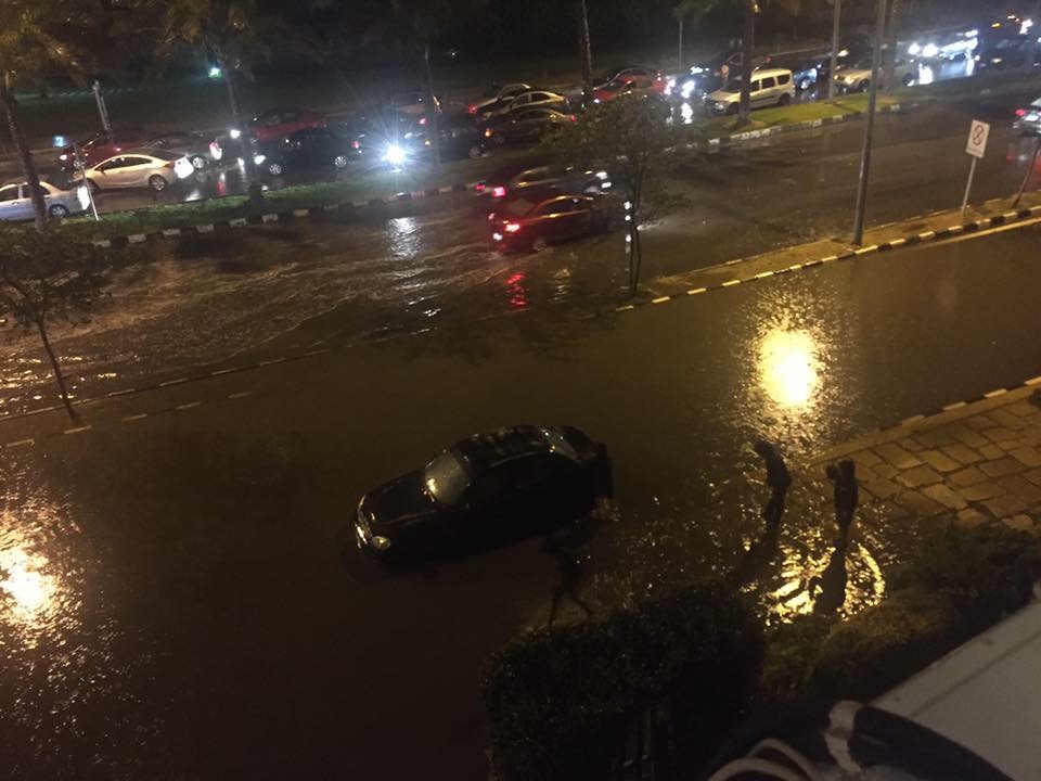 مياه الأمطار تغرق الشوارع