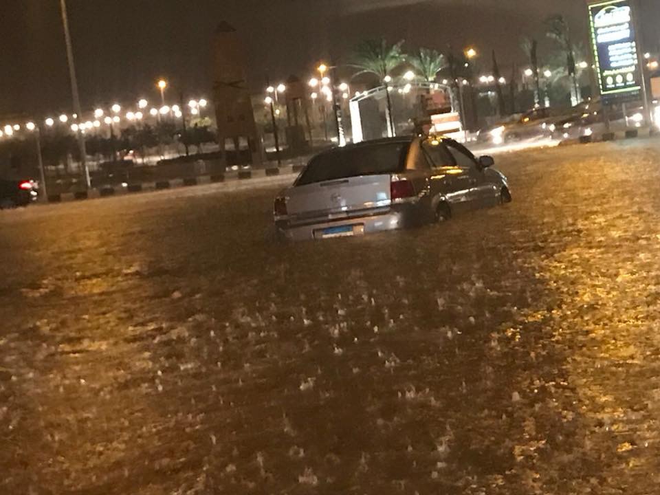 سيارة تعبر فوق المياه