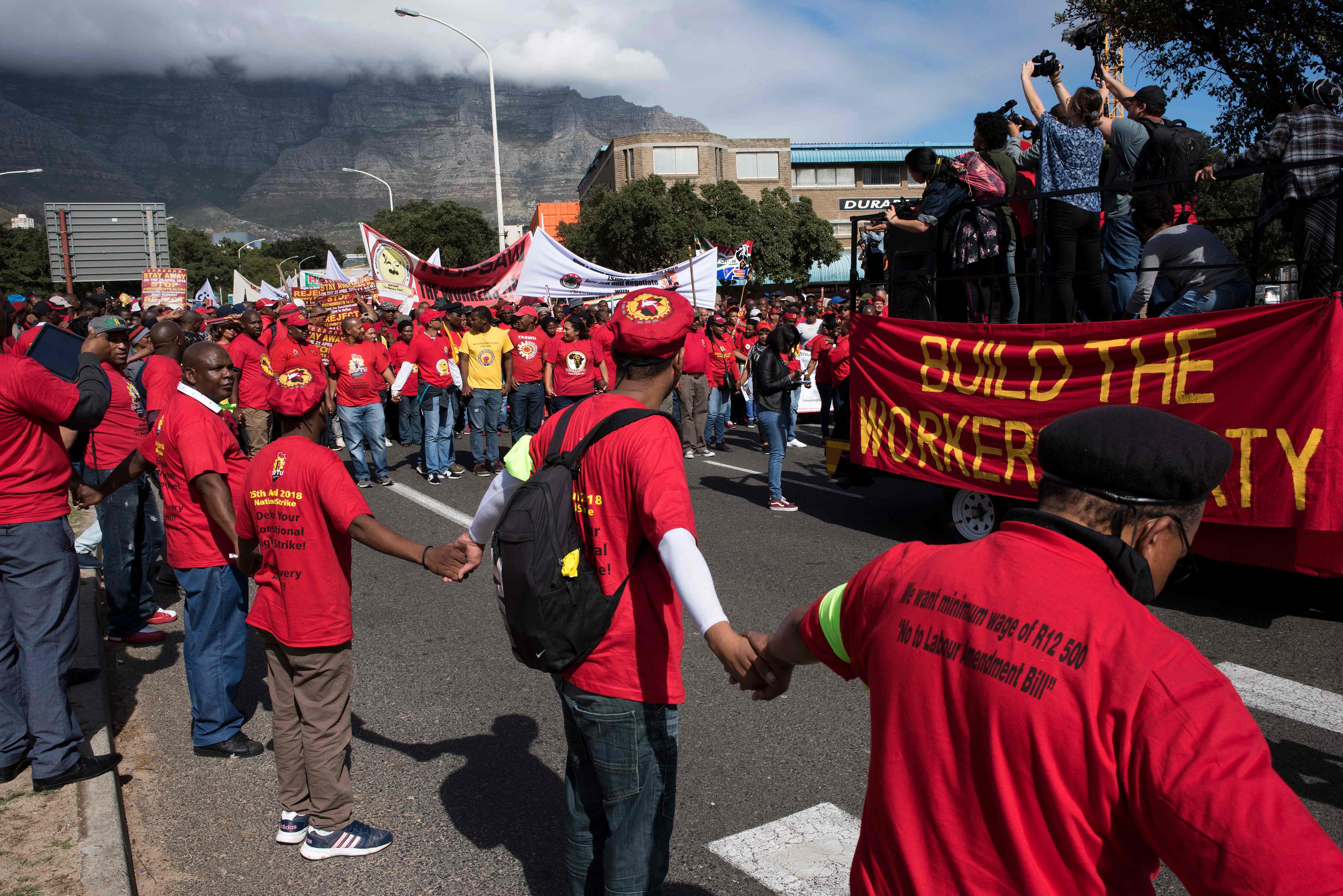 احتجاجات على الحد الأدنى للأجور بجنوب أفريقيا