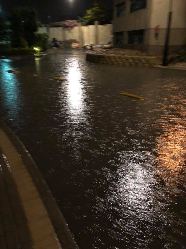 تدفق مياه الامطار فى الشوارع الرئيسة