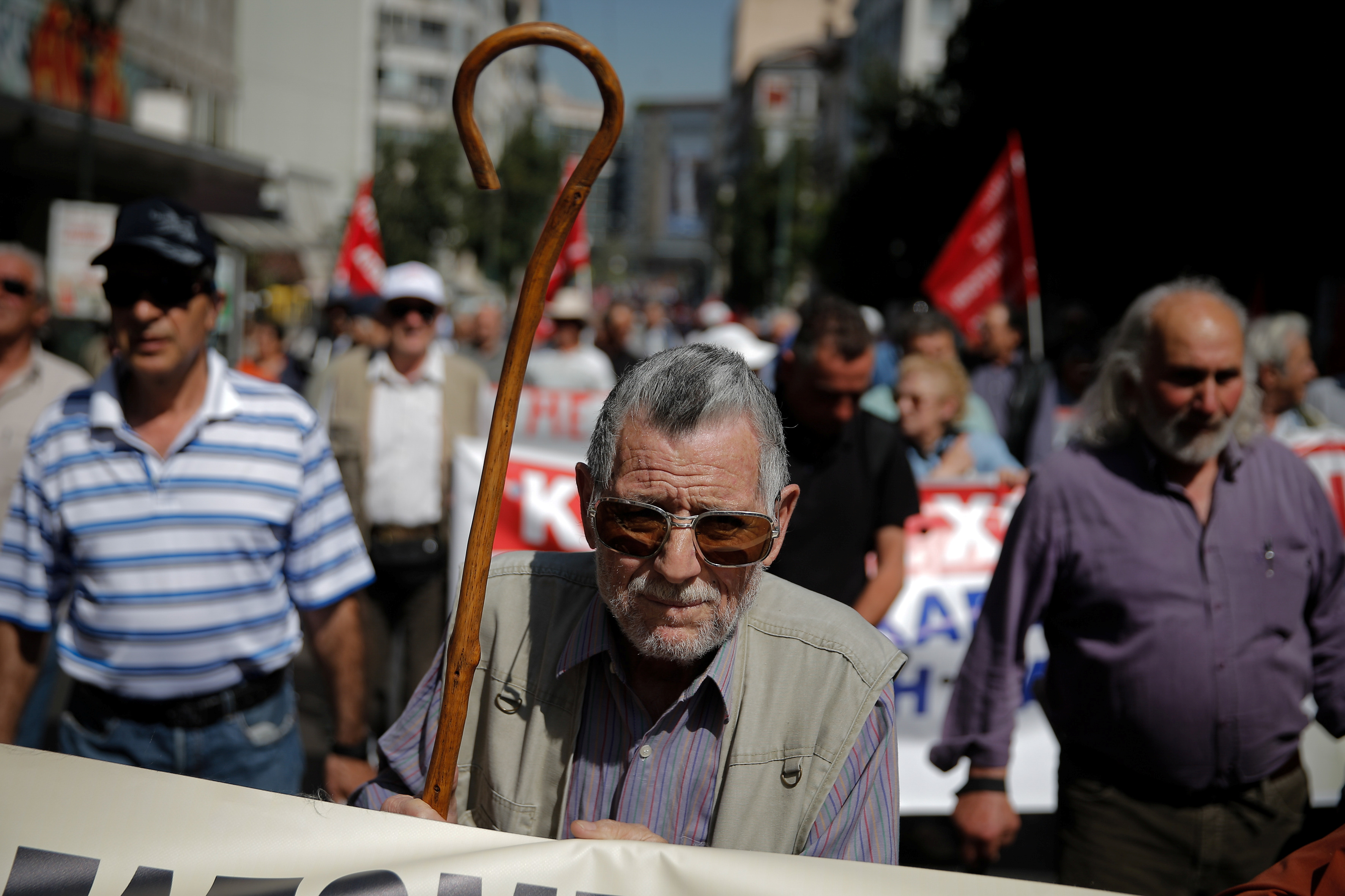 آلاف العجائز يتظاهرون فى اليونان