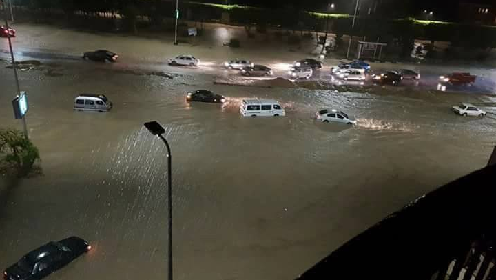 غرق السيارات فى مياه الأمطار فى التجمع