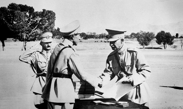 رضا خان يسلم نجه محمد رضا مهام منصبه كضابط بعد تخرجه عام 1941