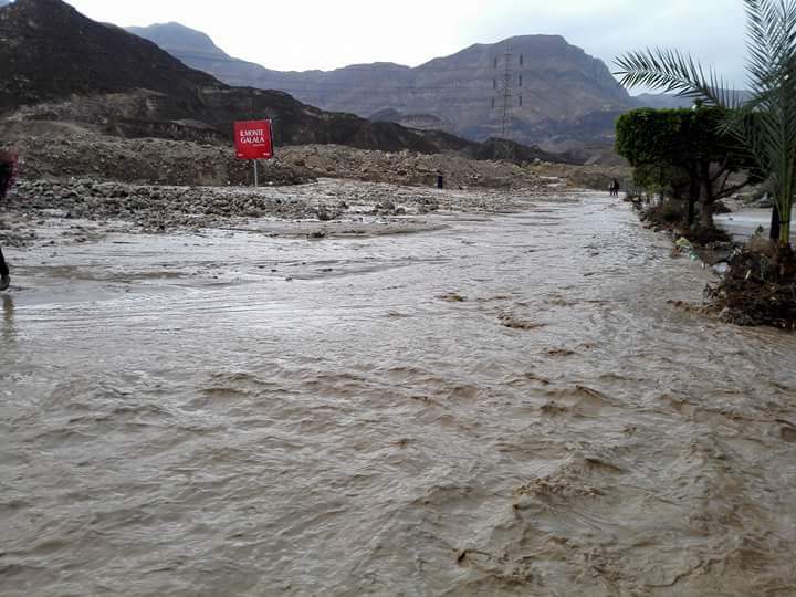 السيول تضرب العين السخنة.. ومحافظة السويس تدفع بسيارات كسح المياه السيول تضرب العين السخنة.. ومحافظة السويس تدفع بسيارات كسح المياه