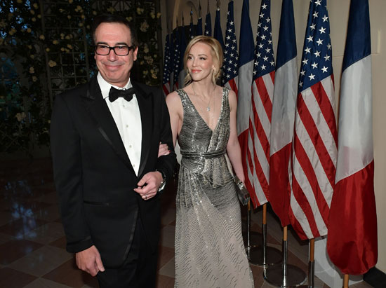 وزير الخزانة الأمريكي ستيفن منوشن وزوجته