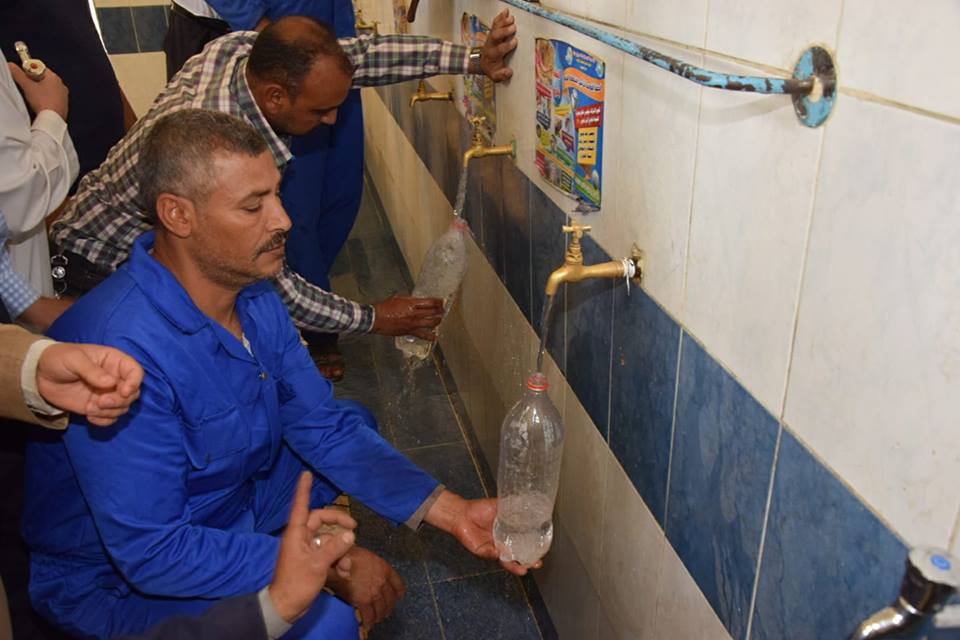 محافظ بنى سويف يشارك فى تنفيذ مبادرة ترشيد استهلاك المياه  (8)