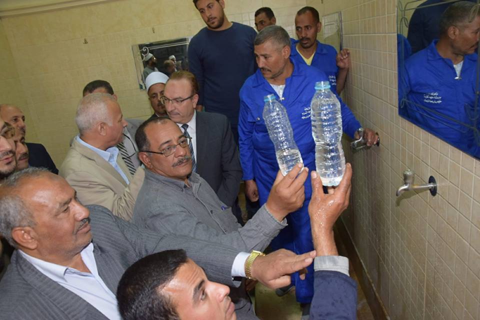 محافظ بنى سويف يشارك فى تنفيذ مبادرة ترشيد استهلاك المياه  (6)