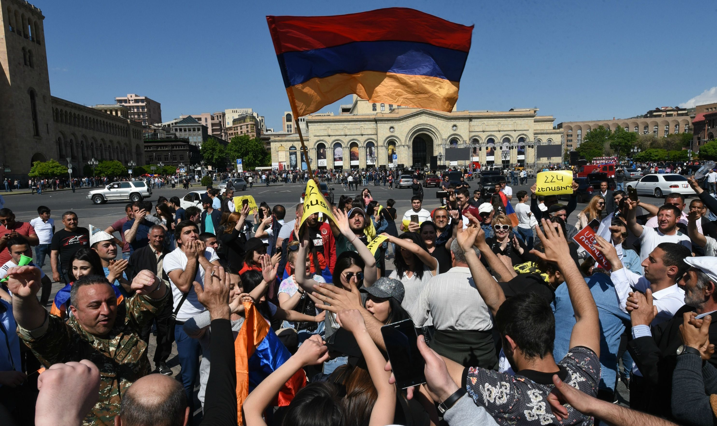 الآلاف يتظاهرون فى أرمينيا مع استمرار الأزمة السياسية