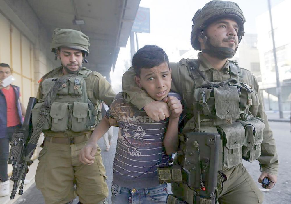 جنود الاحتلال الصهيونى يعتدون على طفل