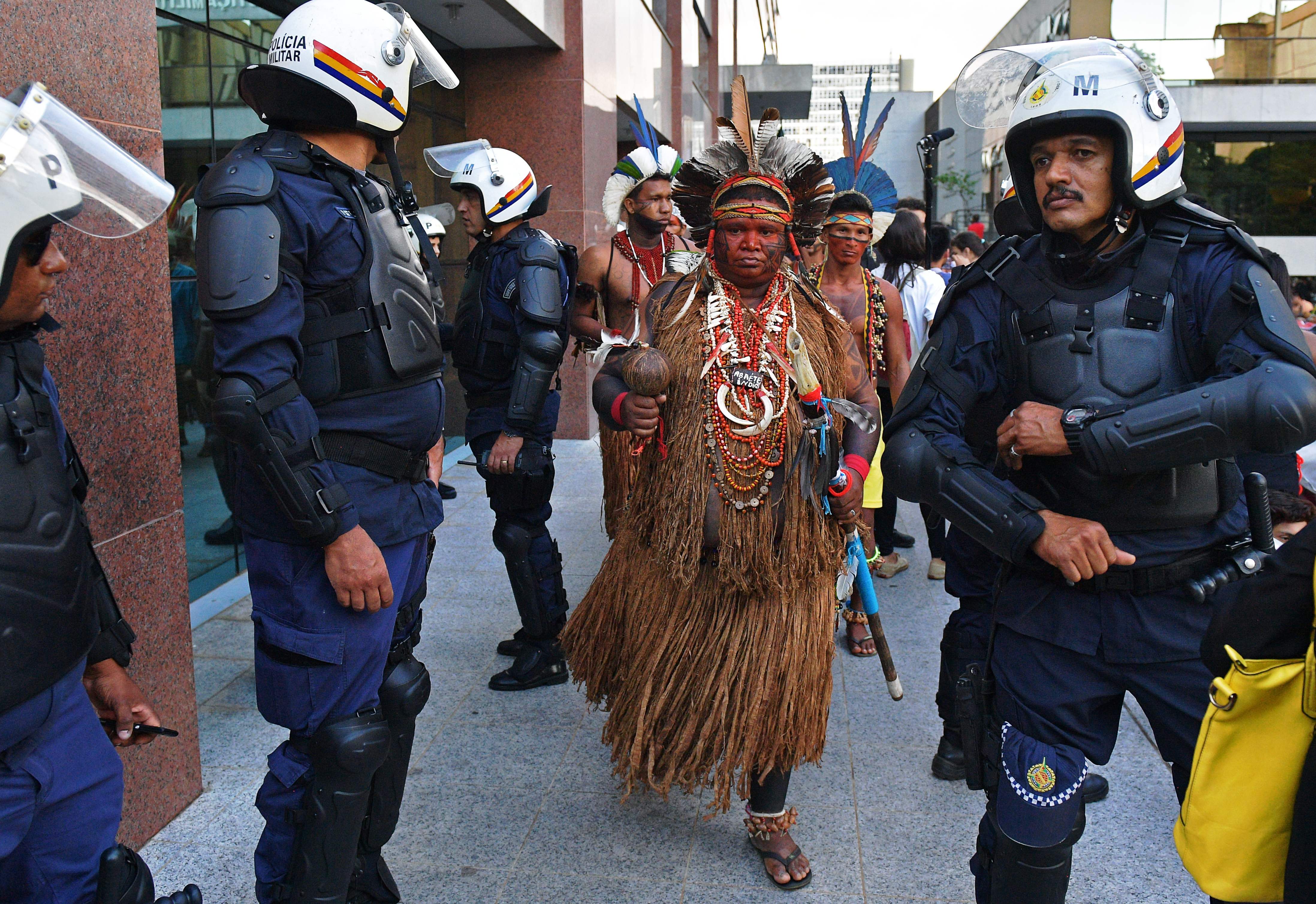 قوات الأمن فى البرازيل ينتشرون خلال مظاهرات السكان الاصلين