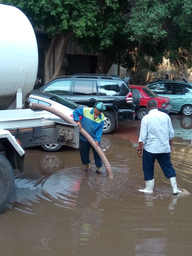 محافظة الجيزة تواصل جهودها لاحتواء أثار مياه الامطار  (2)