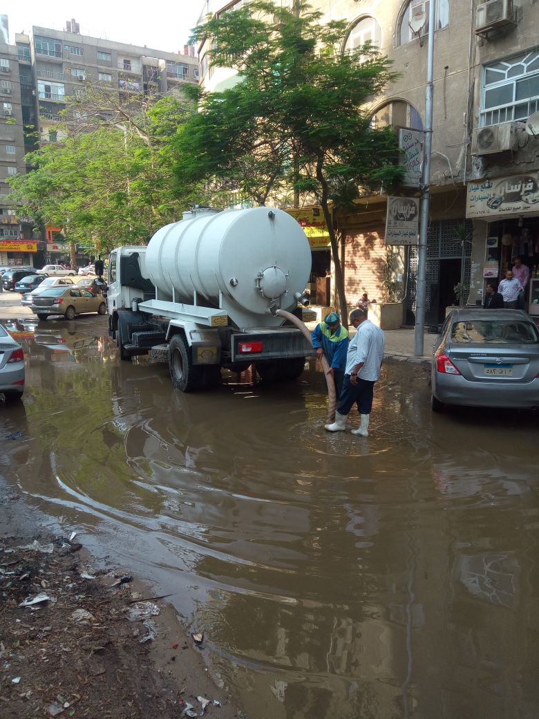 محافظة الجيزة تواصل جهودها لاحتواء أثار مياه الامطار  (1)