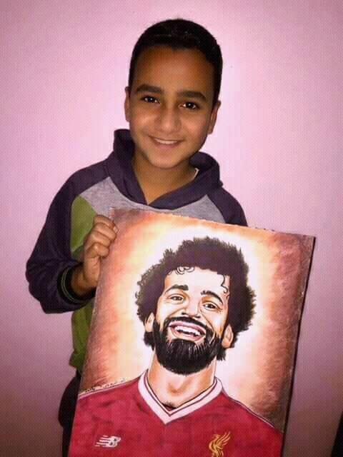 الطفل مع لوحة محمد صلاح