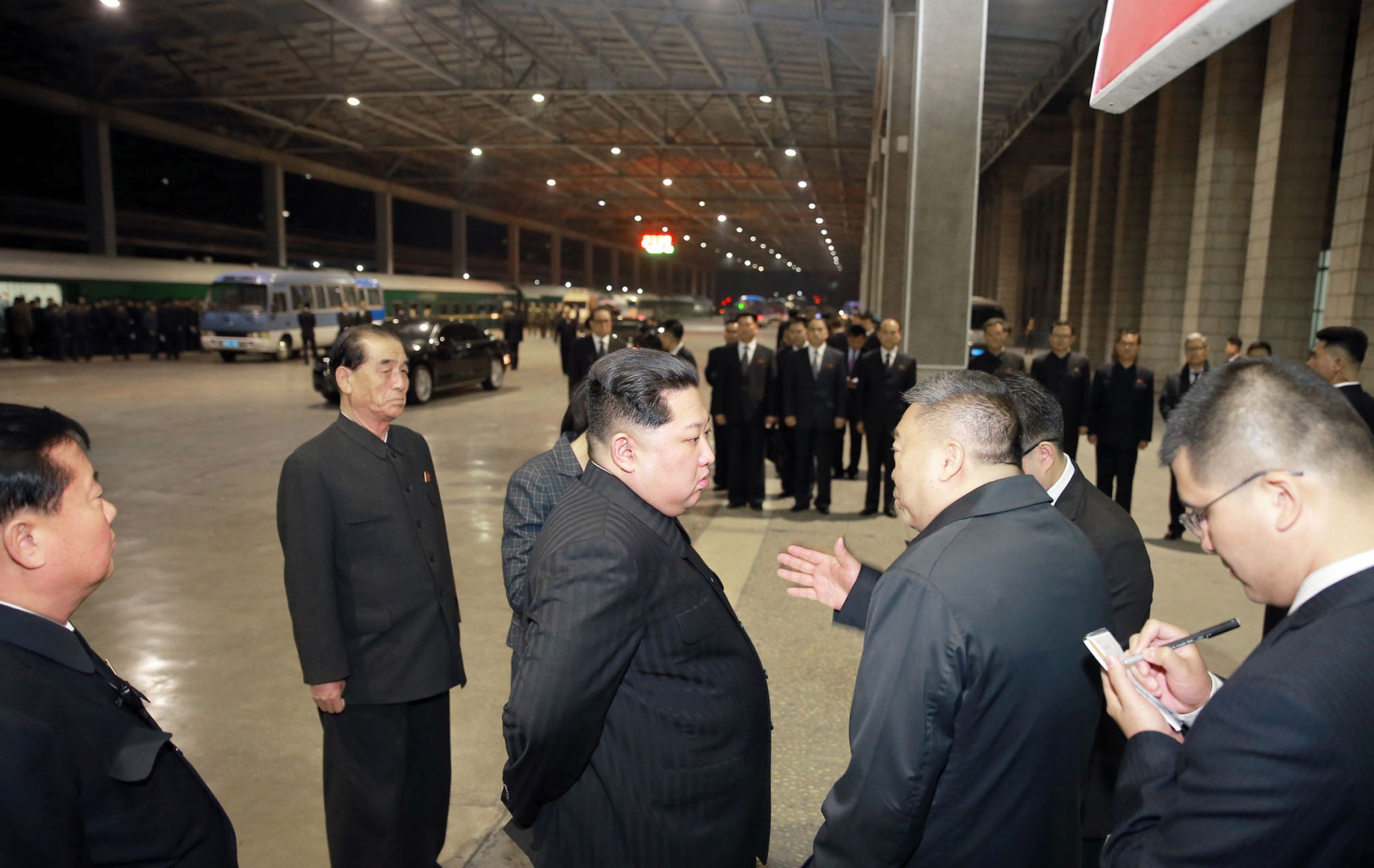 زعيم كوريا الشمالية يلتقى السفير الصينى