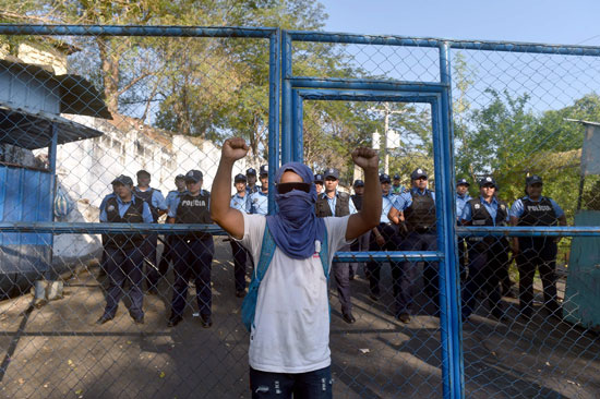 أحد المتظاهرين أما مركز للشرطة