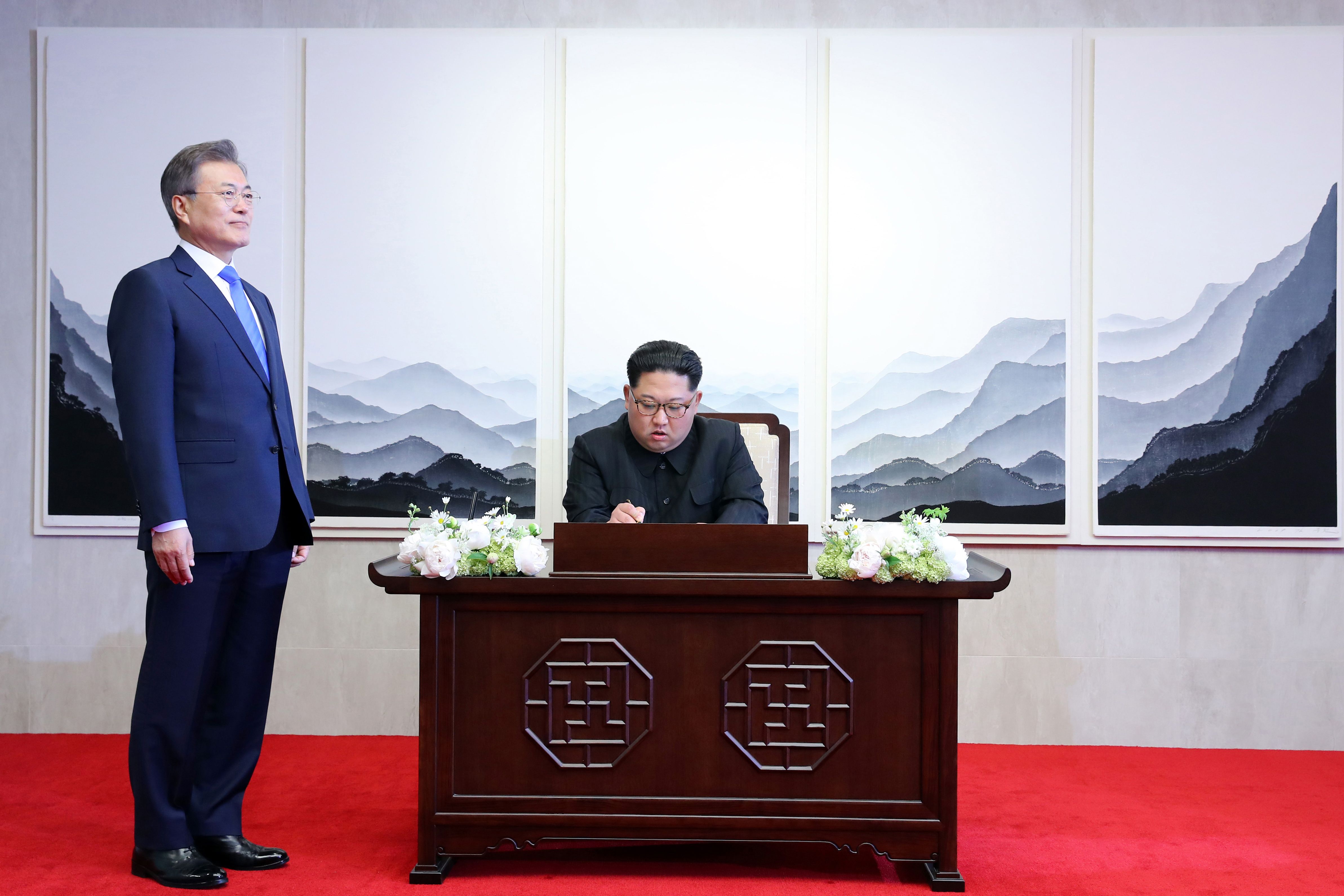 زعيم كوريا الشمالية يوقع فى دفتر زوار كوريا الجنوبية