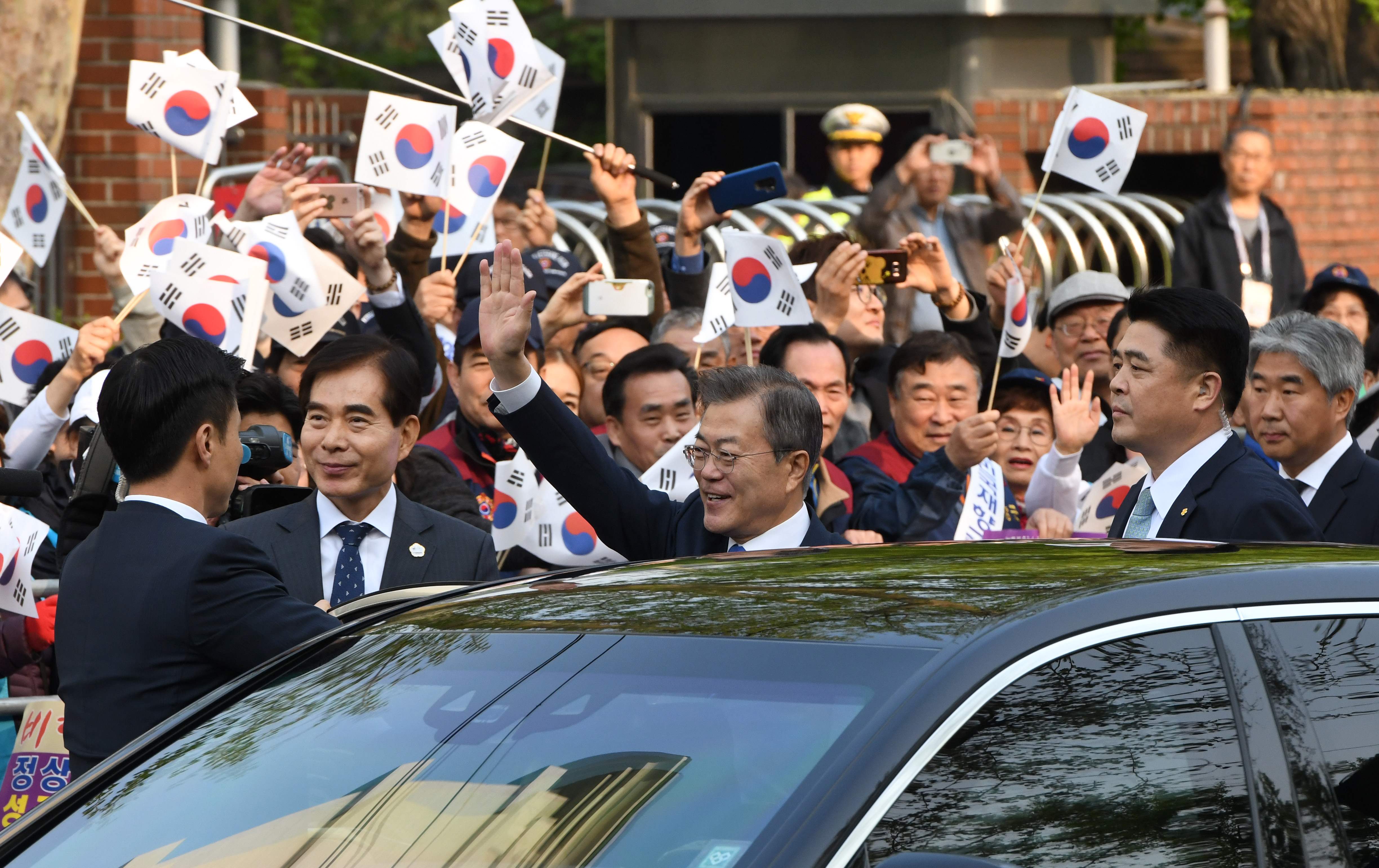 رئيس كوريا الجنوبية يغادر للقاء نظيره الشمالى