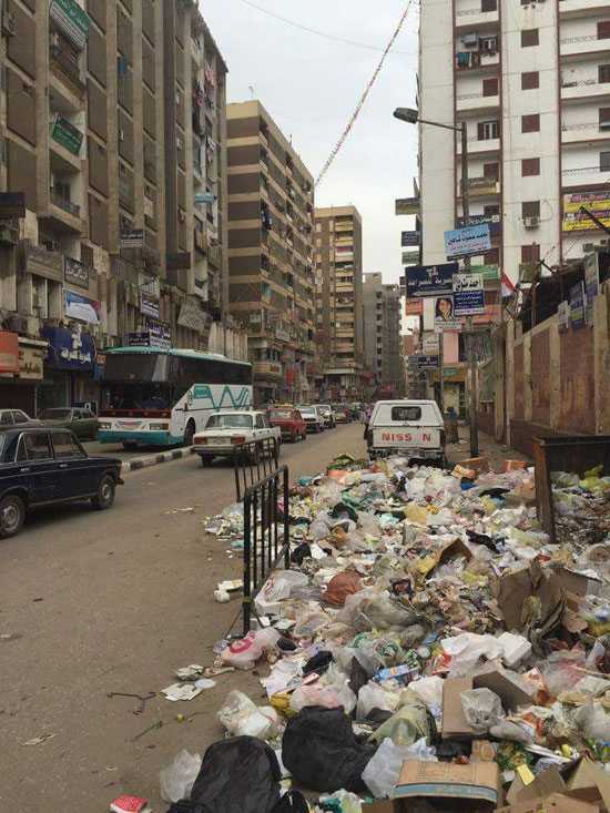 انتشار القمامة بالشوارع الرئيسية بغرب