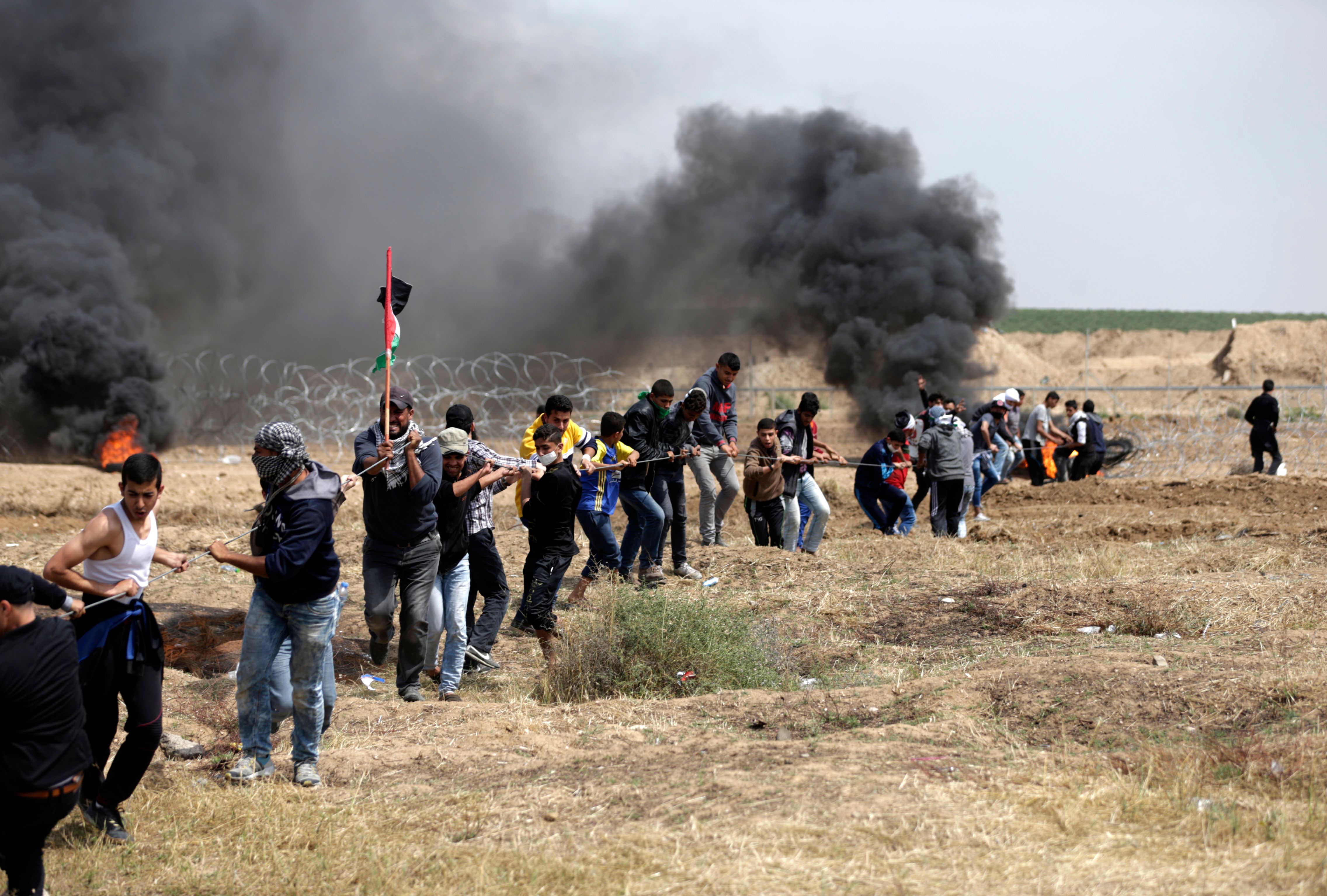 فلسطينيون يعبرون السياج الحدودى 