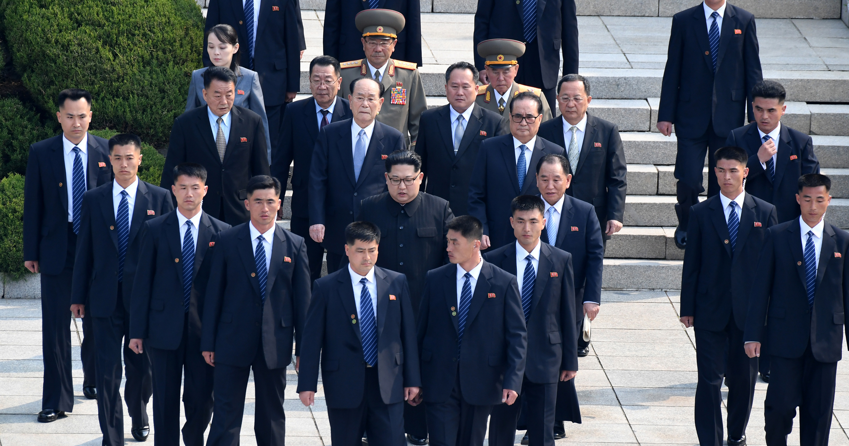 رجال الأمن تطوق زعيم كوريا الشمالية