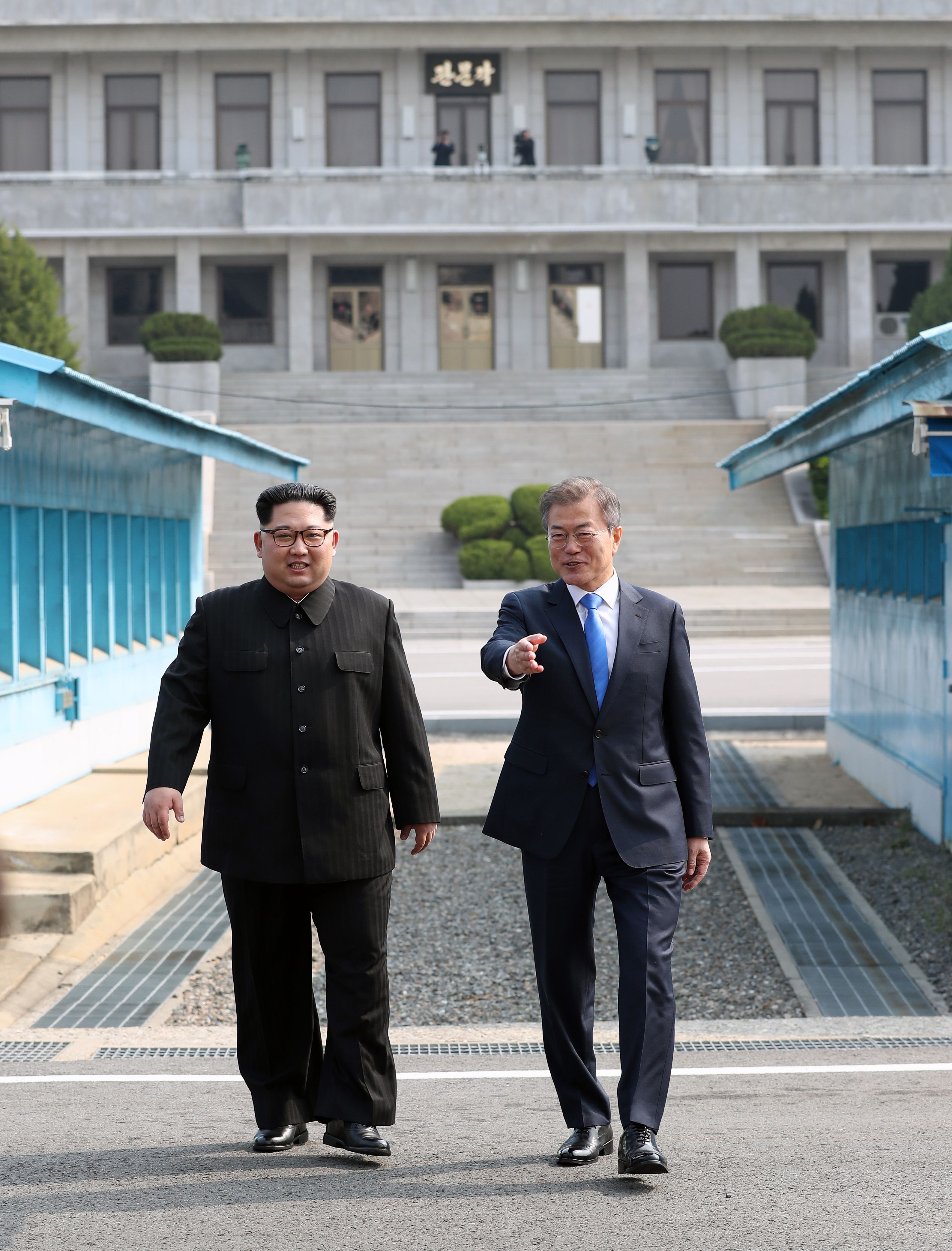 رئيس كوريا الشمالية بجوار الزعيم الكورى الشمالى